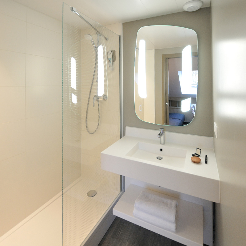 Salle d'eau de la chambre ibis twin