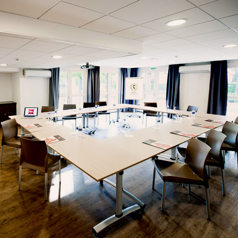 Salle de réunion de l'hôtel Ibis Maisons Laffitte
