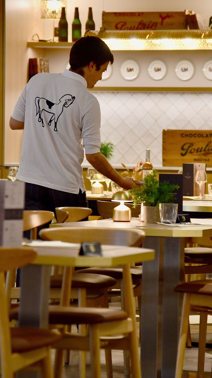 serveur du restaurant de l'hôtel